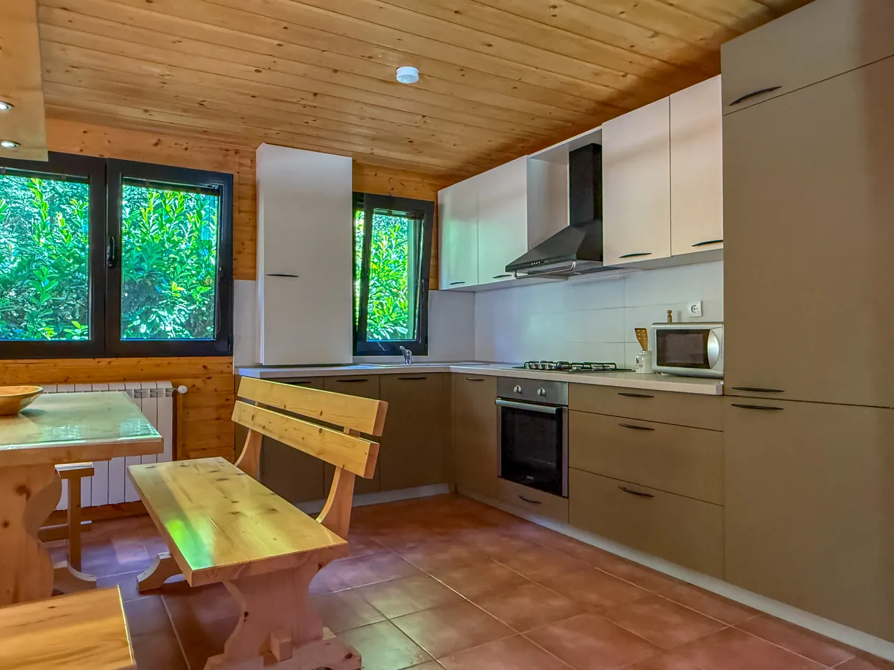 The fully equipped kitchen with a wooden bench