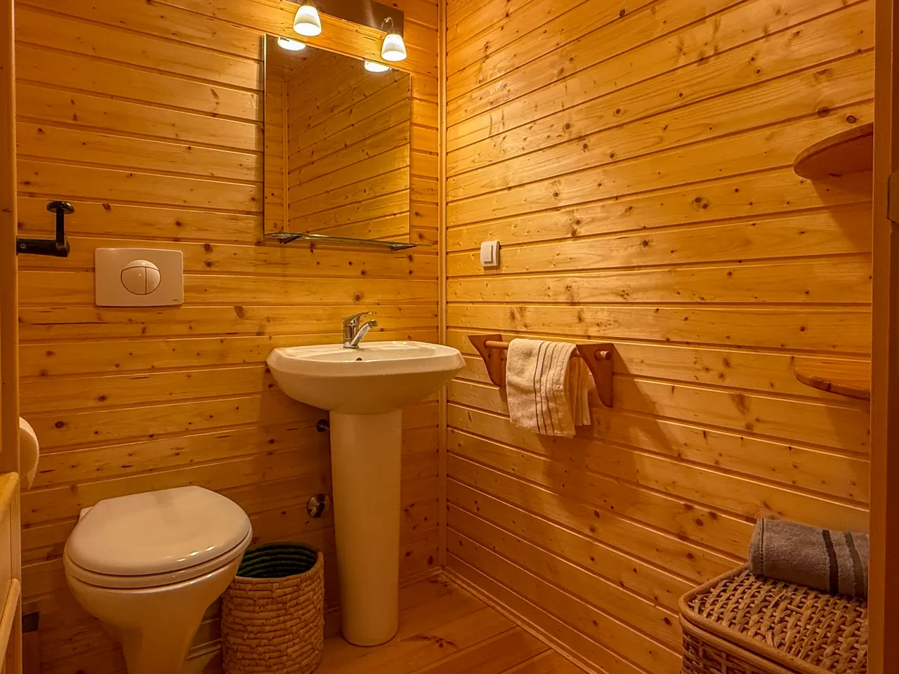 The upstairs half-bath, all in wood